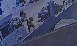 Alanya'da yolda yürüyen kadına bıçaklı saldırı kamerada