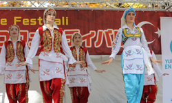 Japonlar halay çekip kaşık oynadı