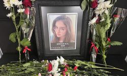 Arkadaşları Şükran için çiçek bıraktı