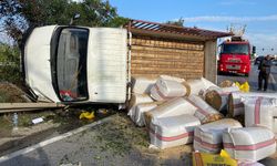 Saman yüklü kamyon devrildi trafik durdu