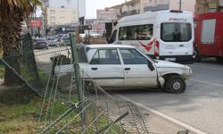 Serik'te otomobil refüje çıktı