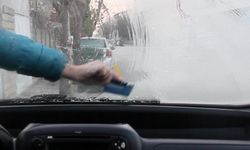 Araç camları buz tuttu