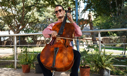 Görme engelli öğretmenden hastanede ritim ve koro dersi