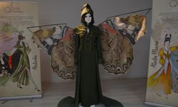 Kelebek kanatları ipeğe, renkler suya işlendi