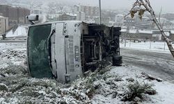 İşçi servisi devrildi: 14 yaralı