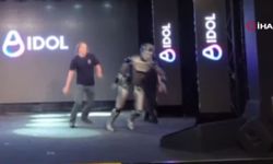 İnsansı robot tanıtım sırasında yere düştü