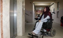 Yürüme engelli öğretmenden büyük azim