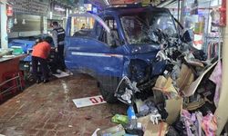 Araç pazara daldı: 2 ölü, 18 yaralı