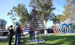 Cam şişelerden yapılan yılbaşı ağacına yoğun ilgi