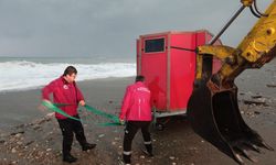 Kemer'de karavanlar denize sürüklendi