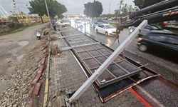 Rüzgarda dev tabela devrildi