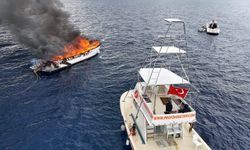 Lüks teknenin alev alev yandığı anlar dronla görüntülendi