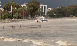 Finike'de demirli tekne kıyıya sürüklendi