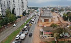 Antalya'da köprülü kavşak pideciye takıldı