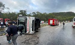 Kemer'de midibüs devrildi: 6 yaralı