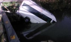 Minibüs sulama kanalına uçtu