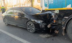 Manavgat'ta otomobil yol süpürme aracına çarptı