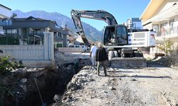 Kemer'de yağmur suyu drenaj hattı çalışması