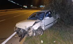 Kaza yapan otomobil refüjde terk edilmiş bulundu