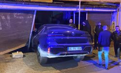 Kadın sürücü aracıyla markete girdi