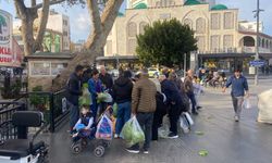 Antalyalı çiftçi ücretsiz marul dağıttı