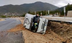 Akseki'de kamyon devrildi