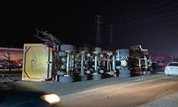 Antalya’da EDS direğine çarpan tır devrildi