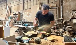 Yaylalardan toplayıp atölyesinde tek tek işliyor