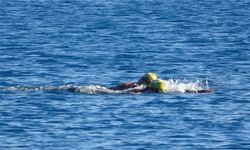 Antalya'da kar manzarası eşliğinde denize girdiler