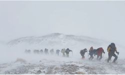 Kar fırtınası dağcılara geçit vermedi