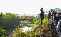 Eşinin cenazesinin çıkarılmasını gözyaşlarıyla izledi