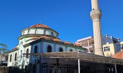 Şimşek, caminin elektrik tesisatına zarar verdi