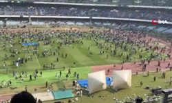 Messi hayranı binlerce kişi sahaya atladı