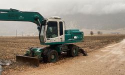 DSİ'ye ait kepçeyi çalarak define aradılar