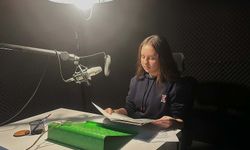 Liseli gençler görme engelliler için kitap seslendiriyor