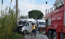 Minibüs direğe çarptı: 2 yaralı