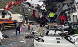 Yolcu otobüsü TIR'a çarptı