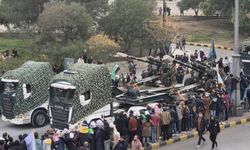 Yeni ordudan askeri geçit töreni