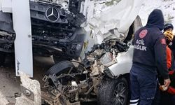 Kamyonet ile TIR çarpıştı: 1 ölü, 2 yaralı