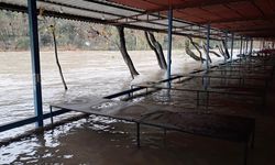 Serik'te ırmak taştı