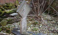 Apartman bahçesinde kabir