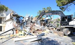 Kemer'de kaçak yapılar yıkılıyor