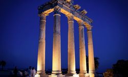 Antalya'da ziyaretçi akınına uğradı