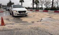 Antalya'da şiddetli yağış yolu çökertti