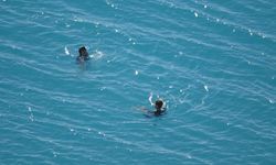 Antalya'da öğrenciler deniz keyfi yaptı