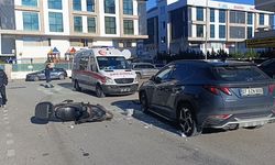 Sürüklenen motosikletli otomobile çarptı