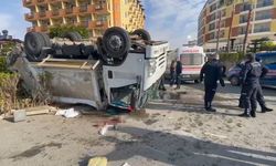 Çöp kamyonu devrildi: 1’i ağır 3 işçi yaralandı