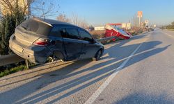 Otomobilin bariyerlere asılı kaldığı kaza kamerada