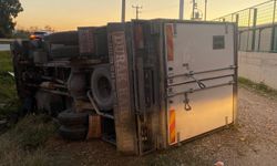 Serik'te kamyon devrildi: 1 ağır yaralı