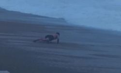 Dalgalara karşı şınav çekti!